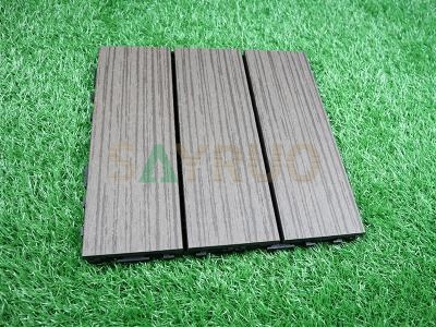 Baldosa de exterior de material compuesto con efecto de vetas de madera
