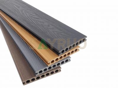 Tarima de WPC colorida con vetas realistas, resistente al moho y a la humedad, fácil instalación con clips.