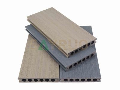 Tarima de WPC coextruida, hueca, con relieve profundo y duradera, de bajo mantenimiento, con vetas de madera, para exteriores.